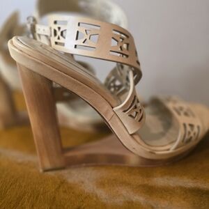 BCBGMAXAZRIA WEDGE SANDALS